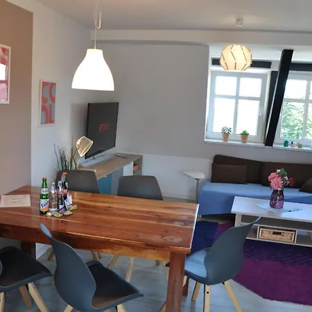 Grosses Offenes Loft Oder Kleine Gemuetliche Mit Balkon Apartment